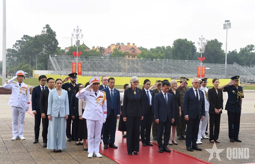 Toàn quyền Australia đặt hoa, vào Lăng viếng Chủ tịch Hồ Chí Minh